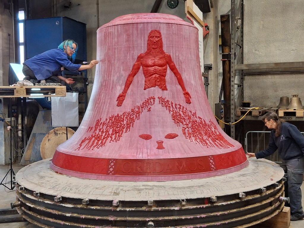 Die kunstvolle Verzierung der Credamus-Glocke mit Christusfigur